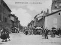 La rue principale de quai-leon-secher, jour de marché